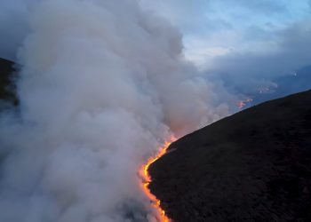 Grote natuurbrand teistert Schotse Cairngorms, dorp geëvacueerd