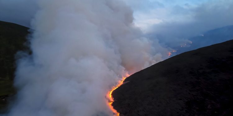 Grote natuurbrand teistert Schotse Cairngorms, dorp geëvacueerd
