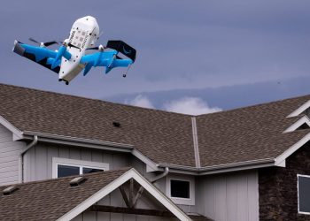 Amazon-drone dropt pakket recht in zwembad Texaanse