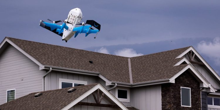 Amazon-drone dropt pakket recht in zwembad Texaanse