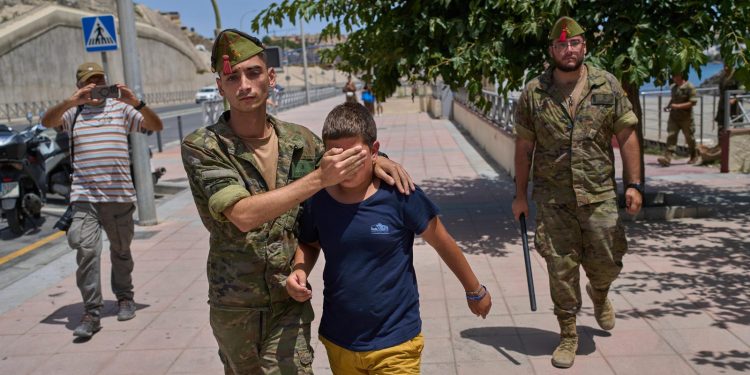 Spanje brengt met spoed 500 kinderen uit Ceuta naar vasteland