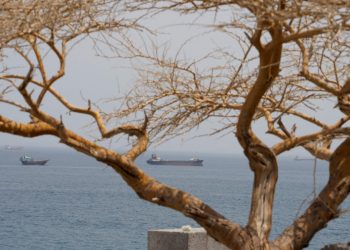 Trump ontkent Iran-gesprekken terwijl strijd om Hormuz voortduurt