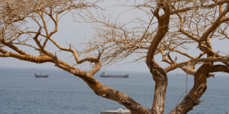 Trump ontkent Iran-gesprekken terwijl strijd om Hormuz voortduurt