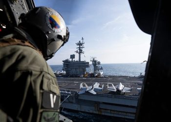 Nieuw Amerikaans vliegdekschip lost uitgeputte bemanning Lincoln af