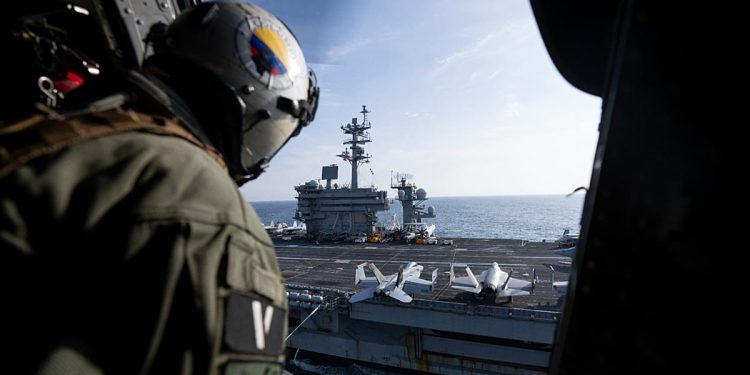 Nieuw Amerikaans vliegdekschip lost uitgeputte bemanning Lincoln af